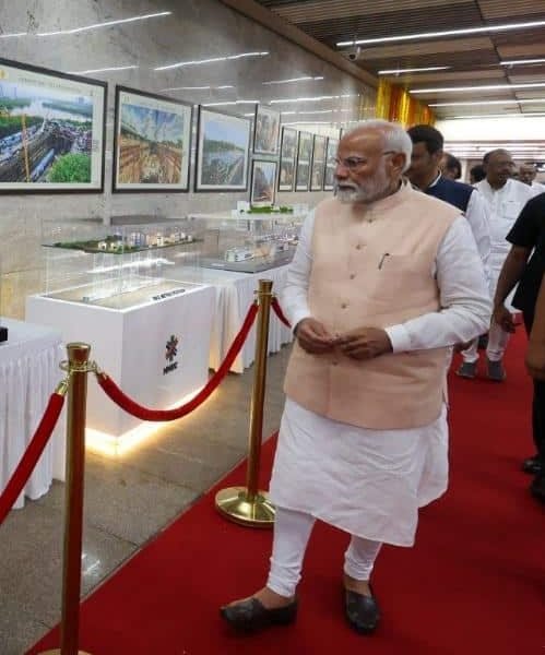 PM Narender modi notice the metro model in exhibition